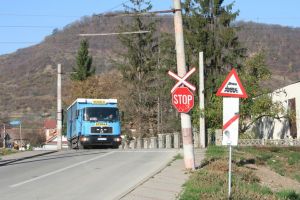 Primul semn că s-ar monta o barieră la trecerea la nivel cu calea ferată de la Viişoara (FOTO)