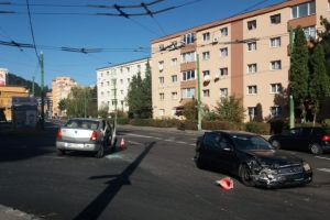 Accident cu trei autoturisme pe pe strada Carpaţilor