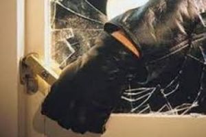 CLUJ: Spăgător din Prahova, prinşi de poliţişti. I-a furat unui clujean şi hainele casă 