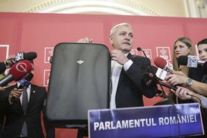 Reacţia lui Dragnea la #Teleormanleaks: A apărut în Parlament cu două valize în mâini şi l-a atacat pe Iohannis (FOTO)