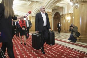 VIDEO FOTO Reacţia lui Liviu Dragnea la #Teleormanleaks – a venit în Parlament cu două valize