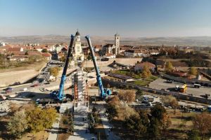 FOTO, VIDEO Lucrări la Monumentul Unirii de la Alba Iulia: Un paralelipiped de 160 de tone, care va susţine cupola, montat
