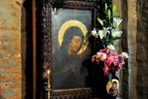 Icoana facatoare de minuni a Maicii Domnului de la Manastirea Rohia, adusa spre inchinare la o biserica din Baia Mare