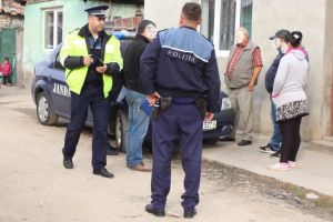 FOTO: Locuinţe racordate ilegal la reţeaua de energie electrică, la Sebeş. Poliţia a deschis o anchetă