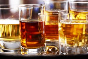 Furt de băuturi alcoolice dintr-un magazin din Sebeş: Un tânăr de 18 ani a luat tot ce a prins