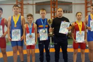 Reghinenii, campioni la lupte, juniori IV