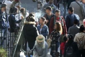 Parisul a fost etichetat IADUL pentru FEMEI: „Cartierul  Chapelle-Pajol este DOAR al BĂRBAŢILOR MIGRANŢI“