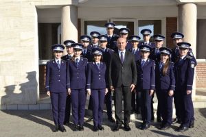 FOTO. Șaisprezece tineri poliţişti, absolvenţi ai şcolilor de agenţi de poliţie, şi-au început activitatea în Alba