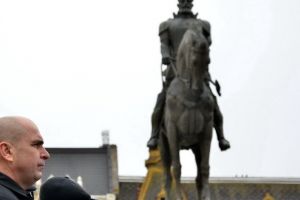 Războiul statuilor: Primarul Ilie Bolojan obţine mutarea statuii lui Mihai Viteazul din Piaţa Unirii
