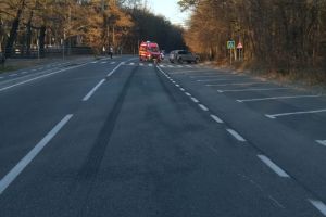 Femeie în stare gravă, după ce a fost lovită de o maşină pe zebră