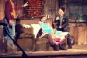 The show must go on! Sufleorul Teatrului Naţional din Timişoara a jucat într-o reprezentaţie la Galaţi, fără nicio repetiţie!