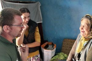 Haideti sa ajutati la renovarea casei unei batrane din Banat. Tanti Lenuta locuieste intr-o rulota