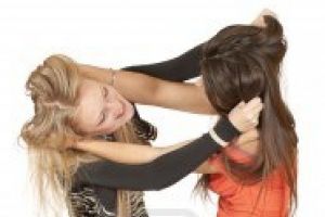 Eleva de 15 ani de la Colegiul Silvic Ramnicu Valcea, cercetată penal după ce ar fi agresat o colegă de clasă