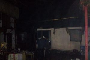 Acoperişul unei case, distrus de flăcări, după ce proprietarii ar fi ars deşeuri în curte