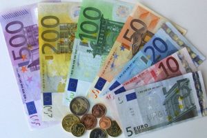 Este oficial. Vezi de când plătim la magazine cu euro în loc de lei