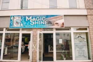 Artist în curăţenie: Absolvent al Liceului de Artă, un orădean şi soţia sa visează să fie cei mai buni în domeniul... curăţătoriei de haine (FOTO)