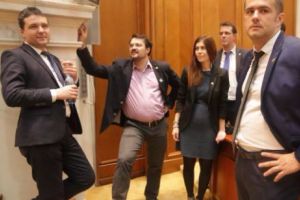 USR: Angajatii institutiilor care nu folosesc e-mailul, obligati sa stea pana la ora 20 la birou! Metodă aberantă susţinută în Senat!