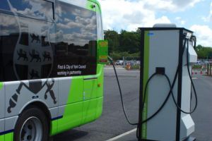 Clujenii pot să îşi încarce gratuit maşinile electrice