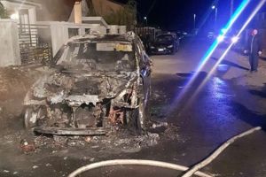 Masina incendiata intentionat, la Dumbravita