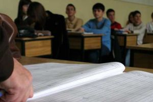 997 de elevi din Teleorman beneficiază de bursa “Bani de liceu”