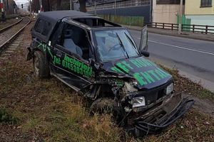 Copilul care a furat o maşină şi s-a răsturnat pe calea ferată este deja la al treilea furt