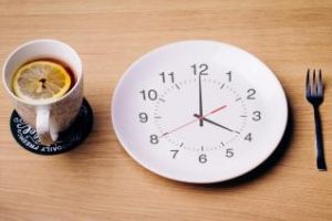 Ce este postul intermitent şi cum te ajută să slăbeşti