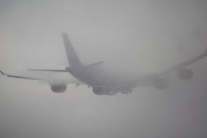 Traficul aerian, dat peste cap de ceaţă! Două curse Tarom nu au putut ateriza la Satu Mare