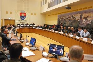 Bani pentru sportivi şi un schimb de terenuri