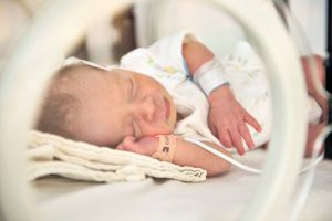 Poveştile oamenilor care au copii născuţi prematur la Maternitatea Stanca