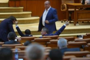 PLANUL PERVERS prin care PSD îşi va păstra MAJORITATEA. Un nume GREU din partid a „DAT din CASĂ”
