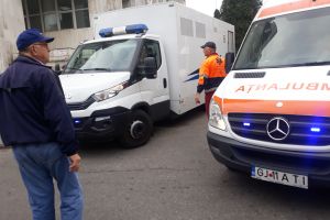 VIDEO: Două ambulanţe şi o maşină a Penitenciarului Târgu-Jiu, blocate pe o stradă, lângă Tribunalul Gorj