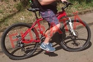 Bicicleta furata din fata unui salon de tatuaje din Timisoara, in miezul zilei
