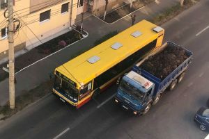 VIDEO FOTO Autobuz defect pe Maramureşului – Șoferul dirijează traficul