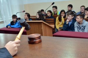 Aproape 500 de profesori şi părinţi de la trei şcoli orădene cer anularea Codului de etică pentru învăţământul preuniversitar