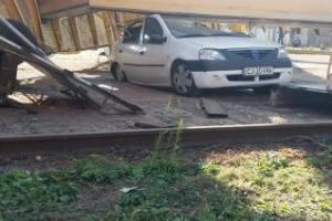 O macara prăbuşită a făcut PRAF un autoturism - FOTO