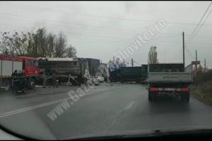 Accident grav pe DN 72. A fost nevoie de intervenţia descarcerării. Circulaţia este îngreunată