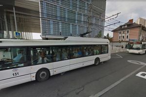 Angajaţii care lucrează în The Office vor să mute staţia de autobuz