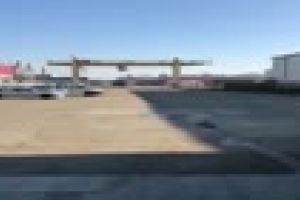 O macara prăbuşită a făcut PRAF un autoturism. Totul a fost FILMAT - VIDEO