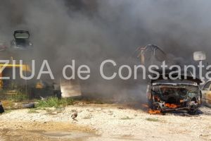 Incendiu violent la un centru de dezmembrari auto. Zeci de pompieri intervin pentru stingerea flacarilor