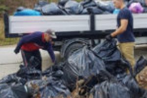 După Muntele Mic, voluntarii din zona Caransebeş au făcut curat la Poiana Mărului