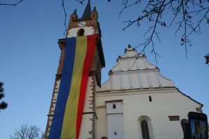 Tricolor uriaş, desfăşurat pe pietonal şi apoi pe turnul Bisericii Evanghelice (FOTO-VIDEO)