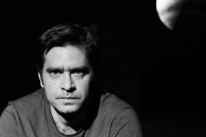 INTERVIU. Actorul şi regizorul Theo Marton: „Nu cred că putem pune atât de clar degetul pe starea de fericire”