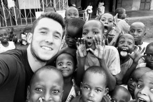 FOTO: Un tânăr din Sebeş plecat în misiune în Africa, a participat la construirea unei clinici într-un sat din Uganda, unde localnicii primesc consultaţii gratuite