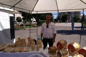 FOTO Meşteşugul prelucrării lemnului, învăţat de moţi din tată în fiu, pe cale de dispariţie în Munţii Apuseni