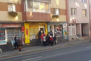 FOTO ȘTIREA TA: În Alba Iulia, SMART CITY se stă la coadă la second hand, ca pe vremea lui Ceauşescu