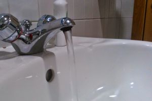 Prof. dr. Mencinicopschi: „Nu gătiţi cu apa de la robinet. Vă puteţi îmbolnăvi”