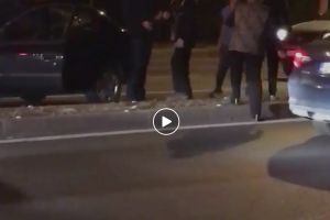 Vestul SĂLBATIC: Bătaie în trafic, printre maşini (VIDEO)
