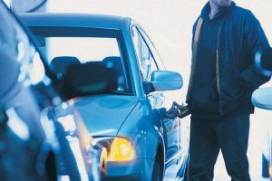 Şi-a găsit naşul! Surprins în timp ce golea o maşină, un hoţ a fost urmărit de orădeni, prins şi predat poliţiştilor