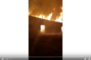 INCENDIU DEVASTATOR în judeţ! Două DEPOZITE s-au făcut SCRUM (FOTO + VIDEO)