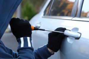 A furat o maşină din parcarea unui centru comercial, în toiul zilei